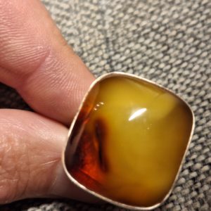 pierścionek z bursztynem